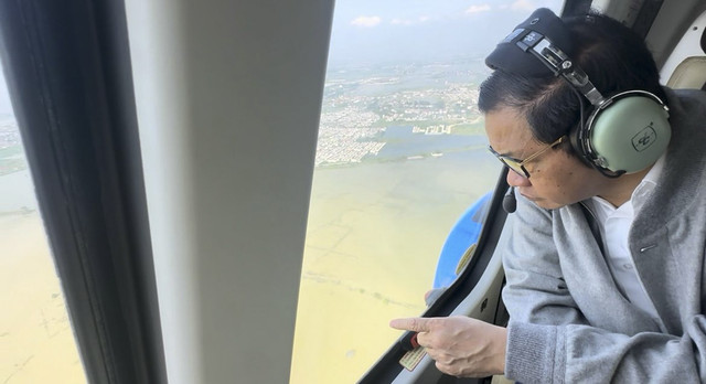 Gubenur Jakarta Pramono Anung menaiki helikopter saat melakukan pantauan banjir lewat udara di Langit Jakarta, Kamis (6/3/2025).  Foto: Dok. Tim Media Pramono Anung