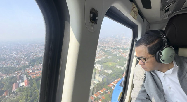 Gubenur Jakarta Pramono Anung menaiki helikopter saat melakukan pantauan banjir lewat udara di Langit Jakarta, Kamis (6/3/2025).  Foto: Dok. Tim Media Pramono Anung