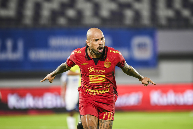 Pesepak bola Persija Jakarta Gustavo Almeida Dos Santos  melakukan selebrasi usai mencetak gol ke gawang PSIS Semarang saat pertandingan Liga 1 di Stadion Indomilk Arena, Kabupaten Tangerang, Banten, Rabu (5/3/2025). Foto: Galih Pradipta/ANTARA FOTO