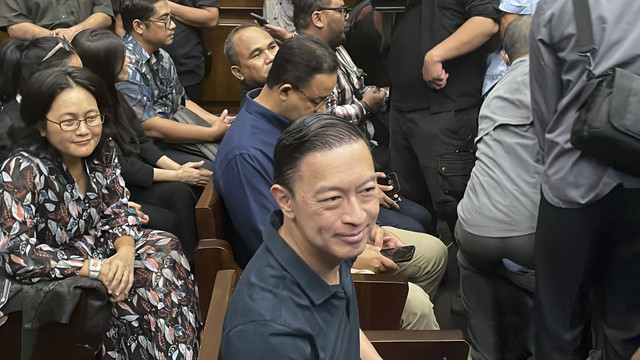 Eks Menteri Perdagangan Thomas Trikasih Lembong atau Tom Lembong tiba menjalani sidang perdana kasus dugaan korupsi importasi gula yang menjeratnya sebagai tersangka, di Pengadilan Tipikor Jakarta, Kamis (6/3/2025). Foto: Fadhil Pramudya/kumparan