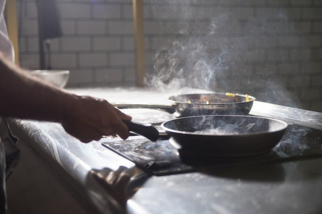 Ilustrasi cara menggoreng kacang bawang agar renyah. Foto: Pexels.com/Kampus Production