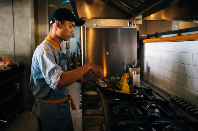 Ilustrasi cara menggoreng pempek agar tidak meletus. Foto: Pexels.com/Anna Tarazevich