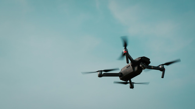 Drone FPV adalah jenis drone yang dirancang khusus untuk memberikan pengalaman terbang dari sudut pandang orang pertama. Foto: Unsplash.com