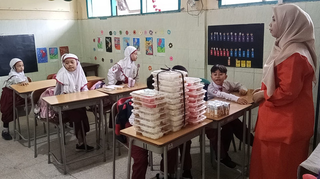 Pelaksanaan MBG di salah satu sekolah di Surabaya. Foto: Masruroh/Basra