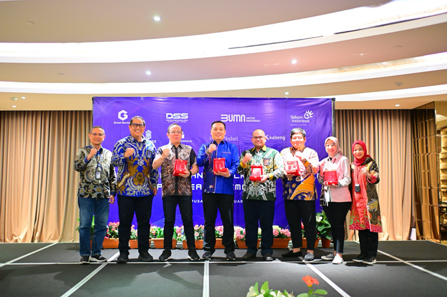 (Dari kiri ke kanan) EVP DSS Telkom Dedy Mardhianto, EVP Treg 4 Rachmad Dwi Hartanto, Kadiv IT Bank Kalbar Abdurahim Fiqry, Direktur Operasional Bank Kalsel Toni Darmawan, Kadep Operasional IT Bank Kalteng Irawan, Kadep IT Bank Kaltimtara Oska Yoris, Head Digital Business Bank DKI Yesti, dan Dirut Telkom Sigma Dwi Sulistiani saat acara workshop produk dan layanan Telkom di Hotel Ashley Wahid Hasyim, Jakarta, pada beberapa waktu yang lalu. Foto: Dok. Telkom