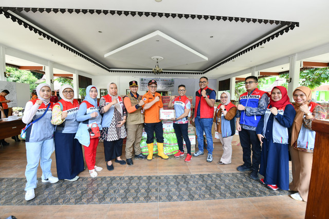 Pertamina Peduli menyerahkan sejumlah bantuan sembako dan peralatan lain kepada Badan Penanggulangan Bencana Daerah (BPBD) di Command Center Pemprov Bekasi, Rabu (5/3/2024). Foto: Dok. Pertamina