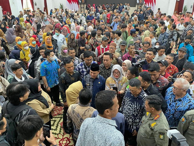 Gubernur Kalbar, Ria Norsan saat menemui ratusan tenaga didik honorer dan beraudiensi membahas tentang status mereka yang akan dirumahkan. Foto: Rabiansyah/Hi!Pontianak