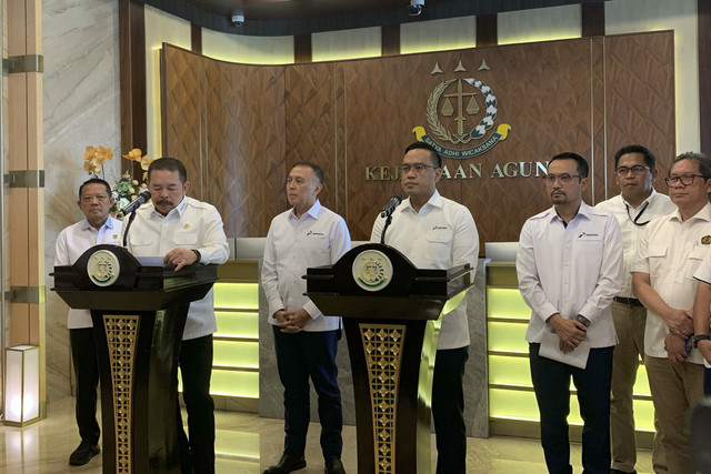 Jaksa Agung ST Burhanuddin bertemu dengan Dirut PT Pertamina (Persero) Simon Aloysius Mantiri di Gedung Utama Kejaksaan Agung, Jakarta, Kamis (6/3/2025).  Foto: Jonathan Devin/kumparan