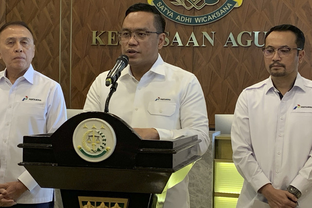 Jaksa Agung ST Burhanuddin bertemu dengan Dirut PT Pertamina (Persero) Simon Aloysius Mantiri di Gedung Utama Kejaksaan Agung, Jakarta, Kamis (6/3/2025).  Foto: Jonathan Devin/kumparan