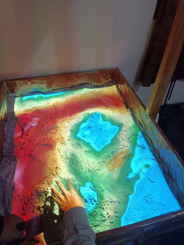 Augmented Reality Sandbox pertama di Pulau Kalimantan digunakan sebagai media edukasi keterjadian bencana yang berpotensi terjadi di sekitar SD Negeri 004 Penajam yang berada dekat dengan Dermaga Logistik IKN Nusantara. Foto: Muhammad Rizqy Septyandy (Dokumentasi Pribadi).