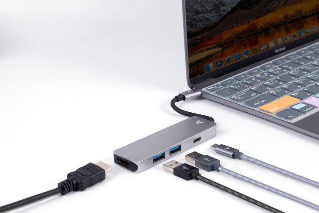 Ilustrasi USB Hub tersambung ke laptop. Foto: Pexels