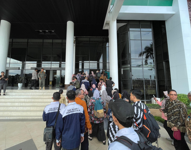 Ratusan guru mendatangi Kantor Gubernur Kalbar menyampaikan aspirasi mereka yang menolak untuk dirumahkan. Foto: Rabiansyah/Hi!Pontianak