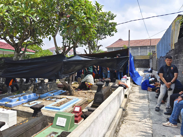 Polisi membongkar makam RKP. Foto: Arfiansyah Panji Purnandaru/kumparan