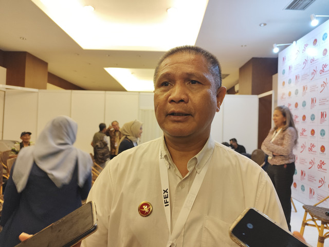 Ketua Umum Himpunan Industri Mebel dan Kerajinan Indonesia (HIMKI) Abdul Sobur dalam gelaran Indonesia International Furniture Expo (IFEX) 2025, Jakarta International Expo (JiExpo), Kamis (6/3/2025). Foto: Widya Islamiati/kumparan