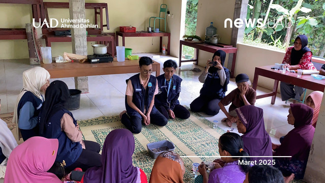 Pembuatan sabun dan hand sanitizer oleh mahasiswa KKN UAD (Foto. KKN UAD)