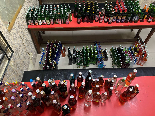 331 botol miras ilegal yang dijual di salah satu toko minuman di Pontianak. Foto: Dok Polresta Pontianak