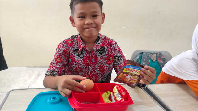 Siswa SDN 25 saat menerima Takjil dari program Makan Bergizi Gratis. Foto : Abdullah Toriq/Urban Id