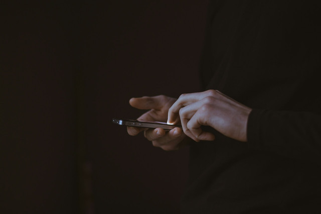 Ilustrasi iPhone mengalami ghost touch. Foto: Unsplash