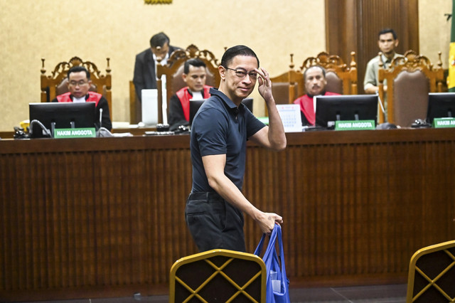 Terdakwa kasus dugaan korupsi impor gula Thomas Lembong mengikuti sidang pembacaan dakwaan di Pengadilan Tipikor, Jakarta, Kamis (6/3/2025). Foto: Rivan Awal Lingga/ANTARA FOTO