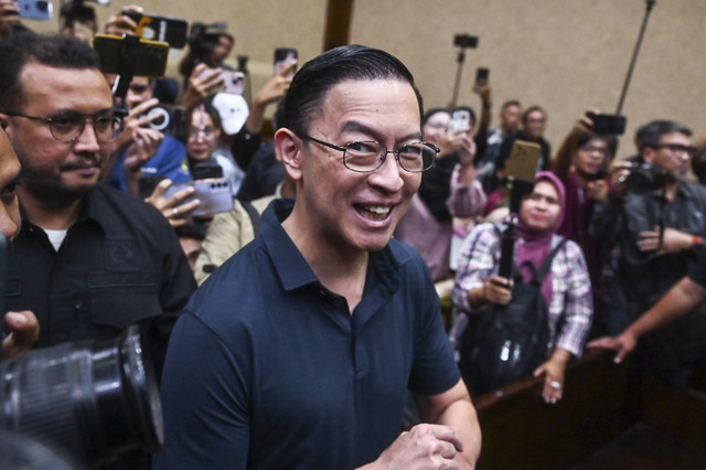 Terdakwa kasus dugaan korupsi impor gula Thomas Lembong (tengah) bersiap mengikuti sidang pembacaan dakwaan di Pengadilan Tipikor, Jakarta, Kamis (6/3/2025). Foto: Rivan Awal Lingga/ANTARA FOTO