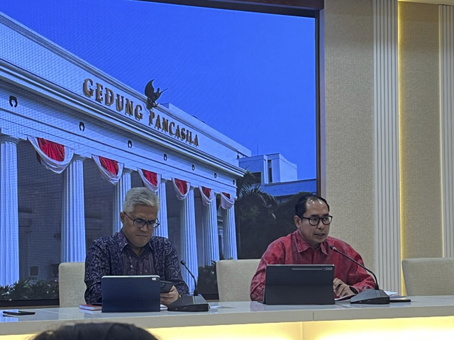 Juru Bicara Kemlu RI, Roy Soemirat, dan Direktur Perlindungan WNI Kemlu, Judha Nugraha, dalam Press Briefing Kementerian Luar Negeri RI, Kamis (6/3/2025). Foto: Tiara Hasna/kumparan