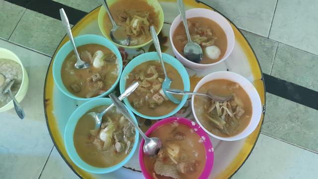 Ratusan mangkok bubur India disiapkan di Masjid Pekojan Semarang. Foto: Intan Alliva Khansa/kumparan