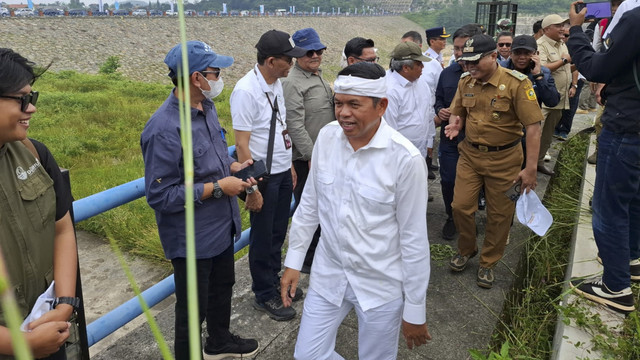 Gubernur Jawa Barat Dedi Mulyadi membongkar tempat wisata Hibisc Fantasy di Kawasan Puncak, Kamis (6/3/2025).  Foto: kumparan