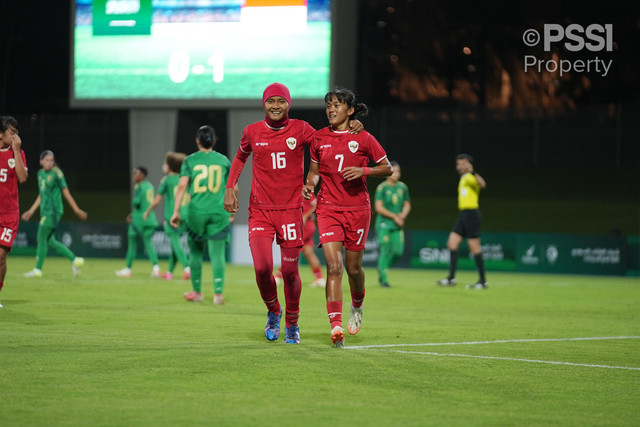 Ajeng (kiri) dan Reva Octaviani (kanan) saat selebrasi usai cetak gol saat Timnas Wanita Indonesia menghadapi Arab Saudi (20/2) Foto: PSSI