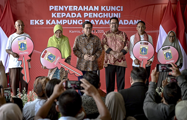 Gubernur DKI Jakarta Pramono Anung beserta wagub Rano Karno, melakukan penyerahan kunci Kampung Susun Bayam kepada perwakilan warga eks Kampung Bayam di Kampung Susun Bayam, Jakarta Utara, Kamis (6/3/2025). Foto: Jamal Ramadhan/kumparan