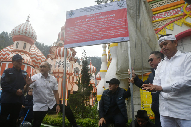 Menko Bidang Pangan Zulkifli Hasan bersama Menteri Lingkungan Hidup Hanif Faisol Nurofiq dan Gubernur Jawa Barat Dedi Mulyadi melakukan penyegelan bangunan di kawasan wisata Hibisc Fantasy Puncak, Bogor, Jawa Barat, Kamis (6/3/2025). Foto: Arif Firmansyah/ANTARA FOTO