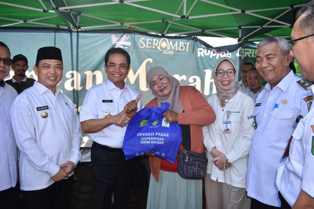 Wakil Wali Kota Pontianak, Bahasan saat menyerahkan paket sembako di SERAMBI yang digelar Bank Indonesia. Foto: Dok. Prokopim Pemkot Pontianak