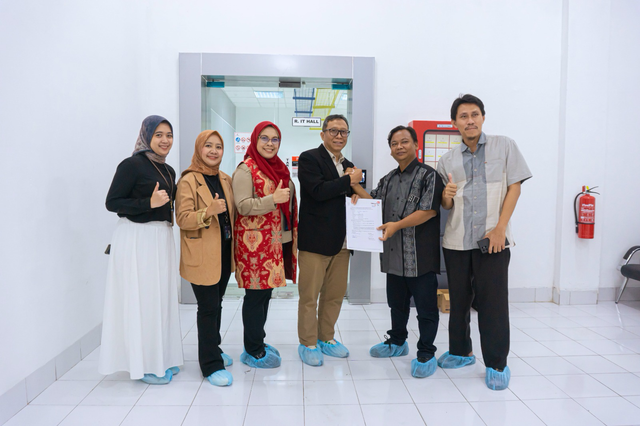 Executive Account Manager Telkom DWS Erna Wiyati (kedua dari kiri), GM Witel Priangan Timur Nugroho Setio Budi (ketiga dari kiri), Direktur RS Dadi Keluarga Ciamis Ir. Dhodik M. Utomo (ketiga dari kanan), Kepala IT RS Dadi Keluarga Ciamis Andiska Pranata S.T (kedua dari kanan) dalam acara penandatanganan kesepakatan 1 Full Rack di Kantor Telkom Witel Priangan Timur. Foto: Dok. Telkom