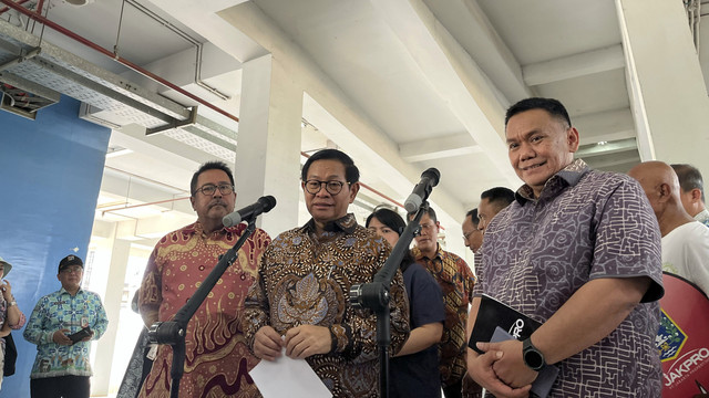 Gubernur DKI Jakarta Pramono Anung (tengah) bersama Wakil Gubernur DKI Jakarta Rano Karno (kiri) dan Direktur JakPro Iwan Takwin (kanan) menyampaikan keterangan pers di Kampung Rusun Bayam, Jakarta Utara, Kamis (6/3/2025).  Foto: Alya Zahra/kumparan 