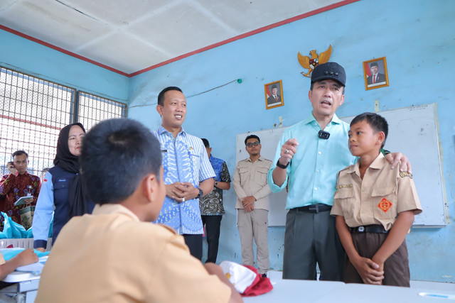 Wali Kota Palembang, Ratu Dewa dalam meninjau infrastuktur SMPN 47 Palembang/ist. 