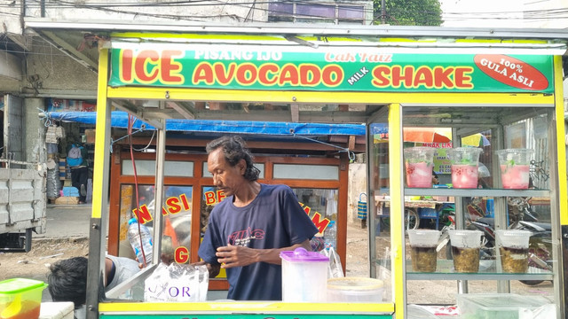 Faiz Tosal, pedagang es pisang ijo yang fasih berbahasa Inggris dan Jepang di Jalan Kranggan, Surabaya. Foto: Farusma Okta Verdian/kumparan