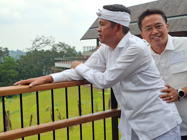 Momen Dedi Mulyadi menangis melihat hutan lindung di Kabupaten Bogor rusak. Di sampingnya, ada Wakil Ketua DPRD Kab Bogor Wawan Hikal Kurdi. Dok: kumparan