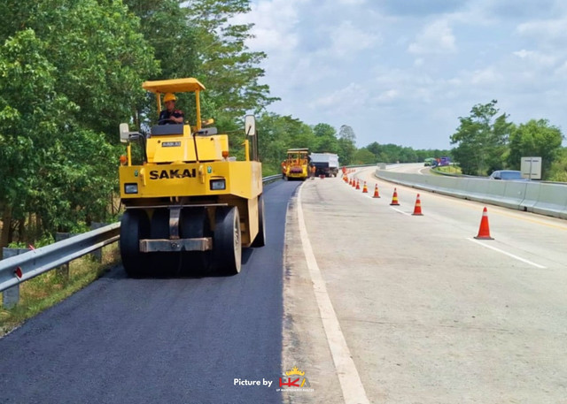 Perbaikan jalan ruas tol Bakauheni-Terbanggi Besar. | Foto: Dok HKA