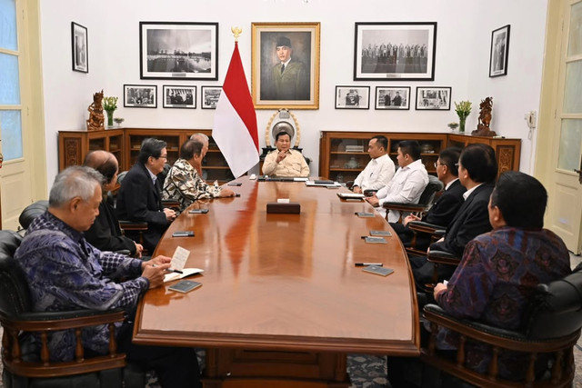 Presiden Prabowo Subianto menerima kehadiran delapan pengusaha besar di Istana Kepresidenan Jakarta, Kamis (6/3/2025). Foto: Instagram/@sekretariat.kabinet