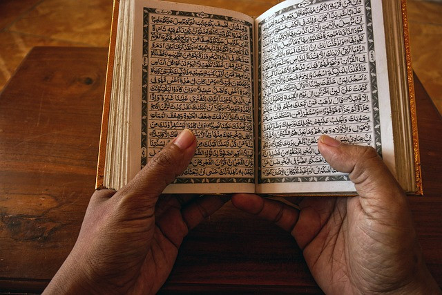 Ilustrasi membaca Al-quran. Foto: Pixabay