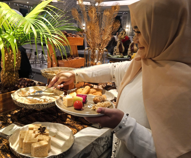 Memilih menu untuk berbuka puasa. Foto: Masruroh/Basra