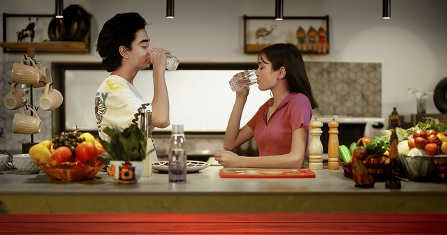 Ilustrasi pasangan minum air putih. Foto: Shutterstock