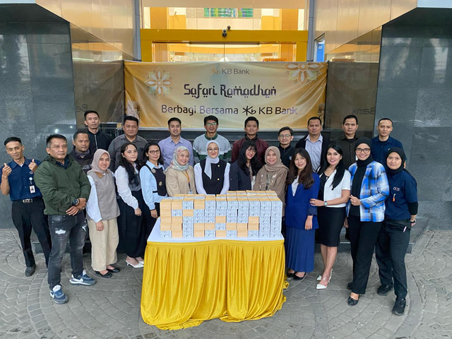 KB Bank gelar CSR bebagi takjil gratis di depan Kantor Cabang KB Bank Bandung. Foto: Dok. KB Bank