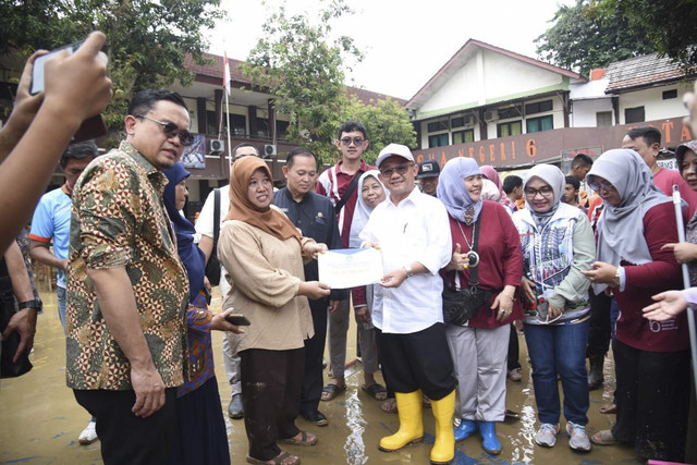 Mendikdasmen Abdul Mu'ti meninjau lokasi sekolah-sekolah yang terdampak banjir di Bekasi, Jawa Barat, Jumat (7/3/2025).  Foto: Dok.Humas Kemendikdasmen