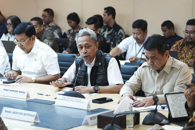 Wamensos Agus Jabo Priyono menyampaikan paparannya saat rapat Kementerian Sosial dan Kementerian Koperasi di Kementerian Koperasi, Kamis (6/3/2025). Foto: Dok. Kemensos