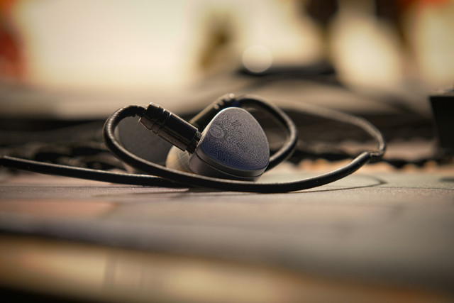 Earphone IEM (In-Ear Monitor) adalah jenis earphone yang dirancang untuk dimasukkan ke dalam telinga. Foto: Unsplash.com