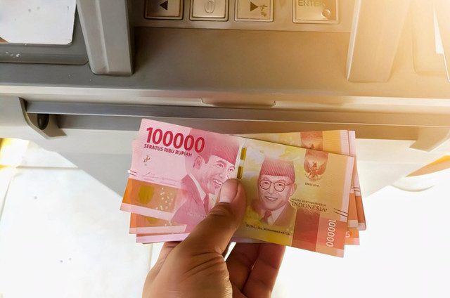 Ilustrasi Transaksi atau Uang Rupiah untuk bansos PKH | Foto: Shutterstock