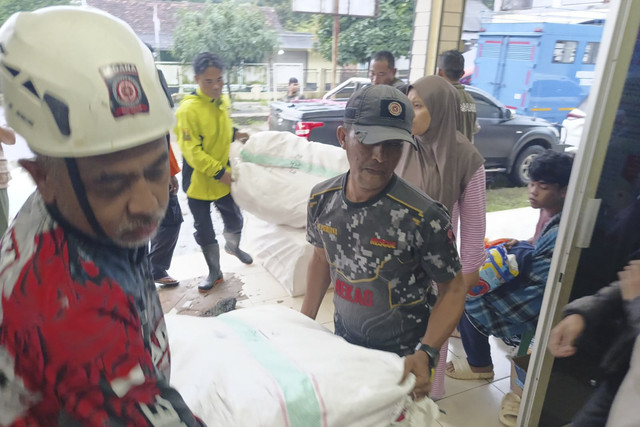 Kemensos menyalurkan bantuan bagi korban bencana tanah longsor dan banjir bandang di Kabupaten Sukabumi, Jawa Barat. Foto: Dok. Kemensos