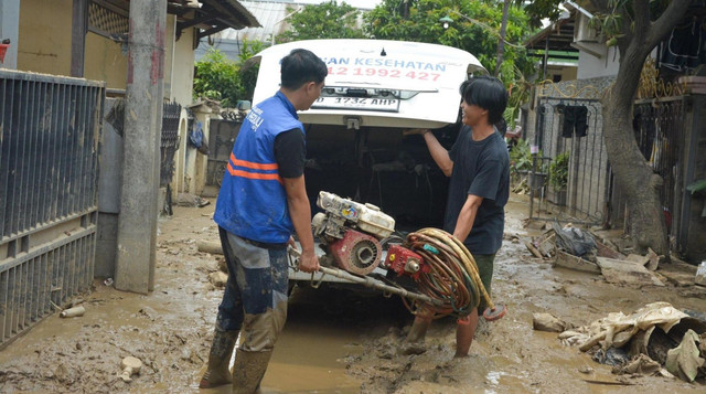 Tim DT Peduli menurunkan Alat Penyedot Air untuk bantu korban banjir di Bekasi (Sumber : DT Peduli)