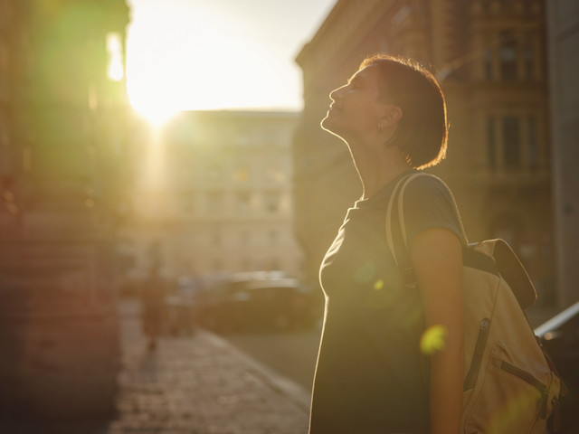 Ilustrasi turis bersantai. Foto: Shutterstock