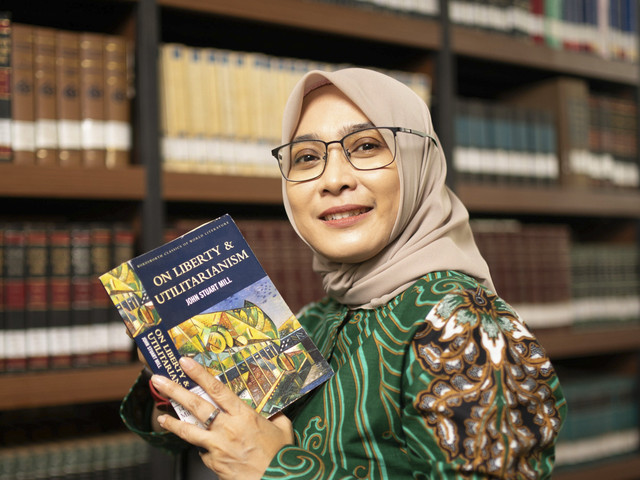 Dosen Fakultas Filsafat UGM Dr Hastanti Widy Nugroho. Foto: Dok. Filsafat UGM